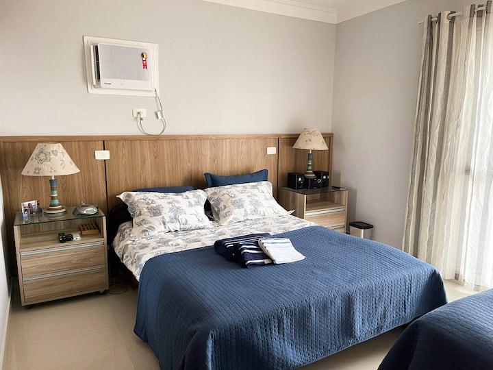 Hlavný apartmán s inteligentnou televíziou, manželskou posteľou King, samostatnou posteľou, šatníkom, klimatizáciou a plne vybavenou kúpeľňou s posteľnou bielizňou navyše, uterákmi a vankúšmi.