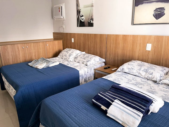 Apartmán s inteligentnou televíziou, 2 manželskými posteľami, šatníkom, kúpeľňou s toaletou, uterákmi a vankúšom navyše.