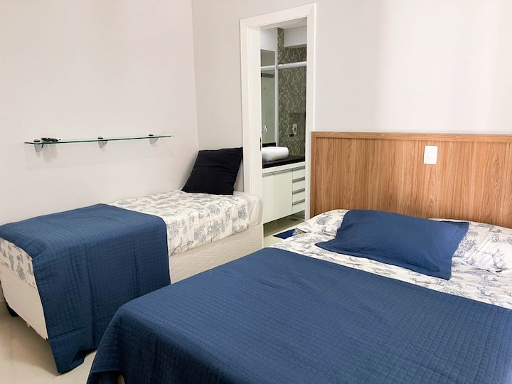 Apartmán s inteligentnou televíziou, manželskou posteľou, samostatnou posteľou, šatníkom, kúpeľňou s toaletou, uterákmi a vankúšom navyše.