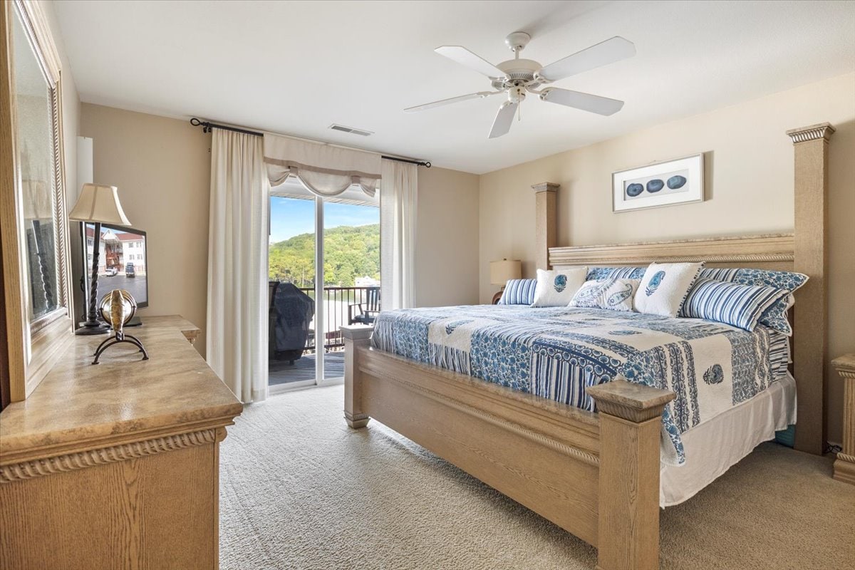 Veľká manželská posteľ s posuvnými dverami na terasu.  Skvelý výhľad na jazero!