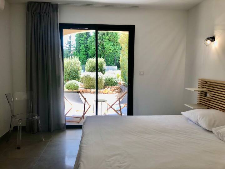 غرفة تطل على الحديقة