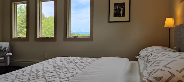 Chumba cha kulala kilicho na kitanda cha malkia na mwonekano wa mlima.