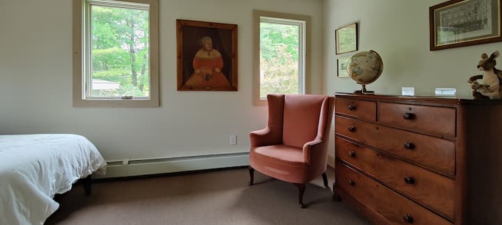 Chumba cha kulala cha watu wawili kilicho na mwonekano wa misitu kwenye upande wa machweo ya nyumba