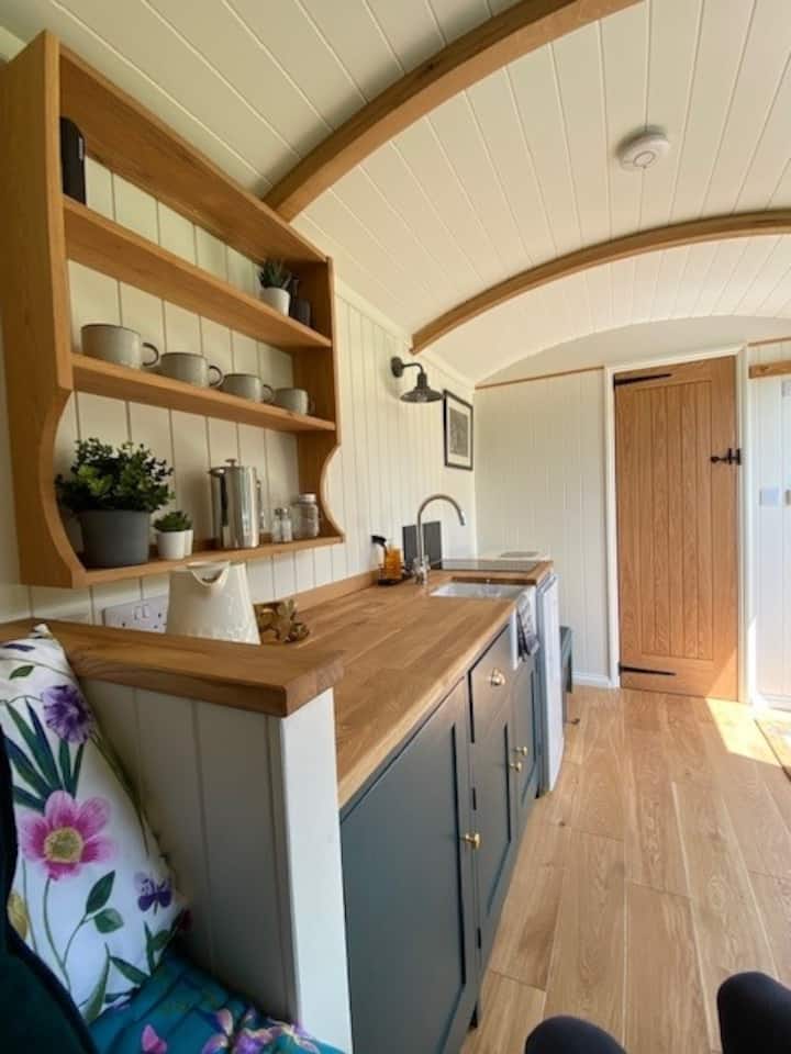 Basset, A Delightful Shepherd Hut With A Hot Tub - Portreath