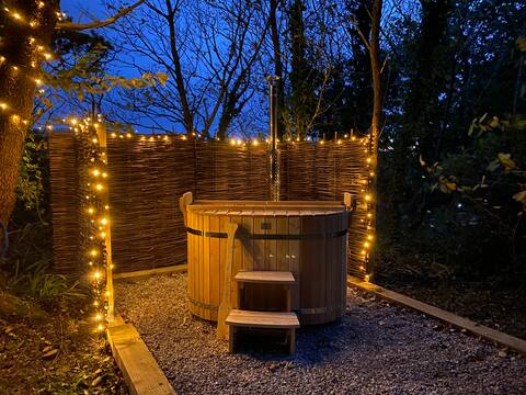 Basset, a delightful shepherd hut with a hot tub