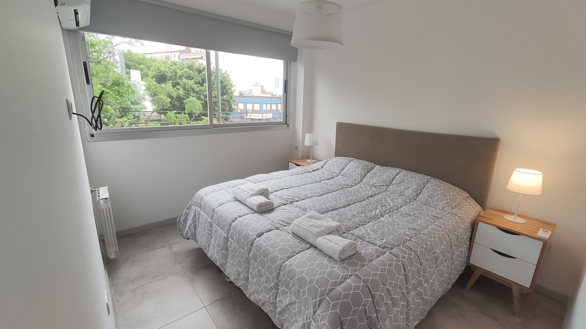 APARTMÁN 1º hlavný chodiaci šatník a kúpeľňa s toaletou (2 osoby). LCD TELEVÍZOR S UHLOPRIEČKOU 32" .  WI-FI . Vybavené klimatizáciou (chladno/teplo) a vykurovaním radiátora s vlastným kotlom. 
MANŽELSKÁ POSTEĽ (1,80m  x 1,90m)