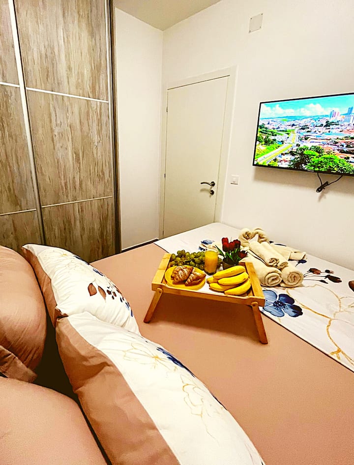 ห้องนอนพร้อมตู้เสื้อผ้าแบบเดินเข้าได้ลานทีวี