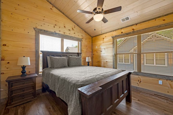 Chumba hiki cha kulala kina kitanda chenye starehe na mashuka na mito ya kifahari.