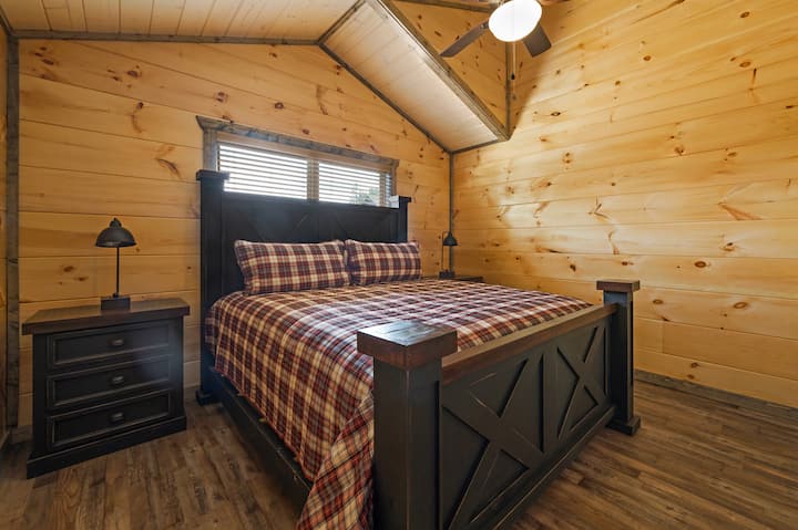 Vyumba vyetu vya kulala vimebuniwa kwa uangalifu na vitanda vya starehe na mashuka ya kifahari ili kuhakikisha usingizi wa usiku wenye utulivu. 