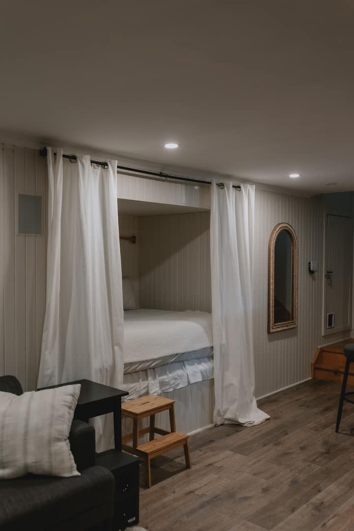 4th bedroom (daybed w/sliding curtains) can be seen. 