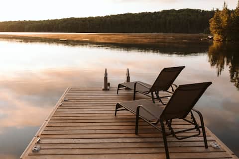 Cozy Coe Lake Cottage | Hot Tub · Wood Fireplace
