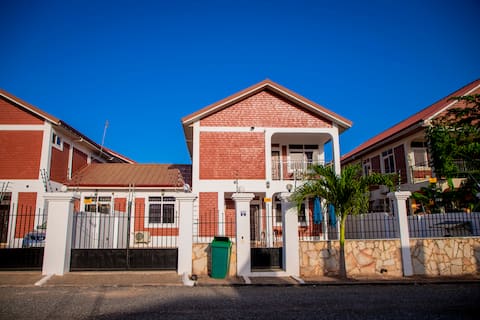 "Heaven on Earth" Cosy 4 bed house sleeps 8 guests