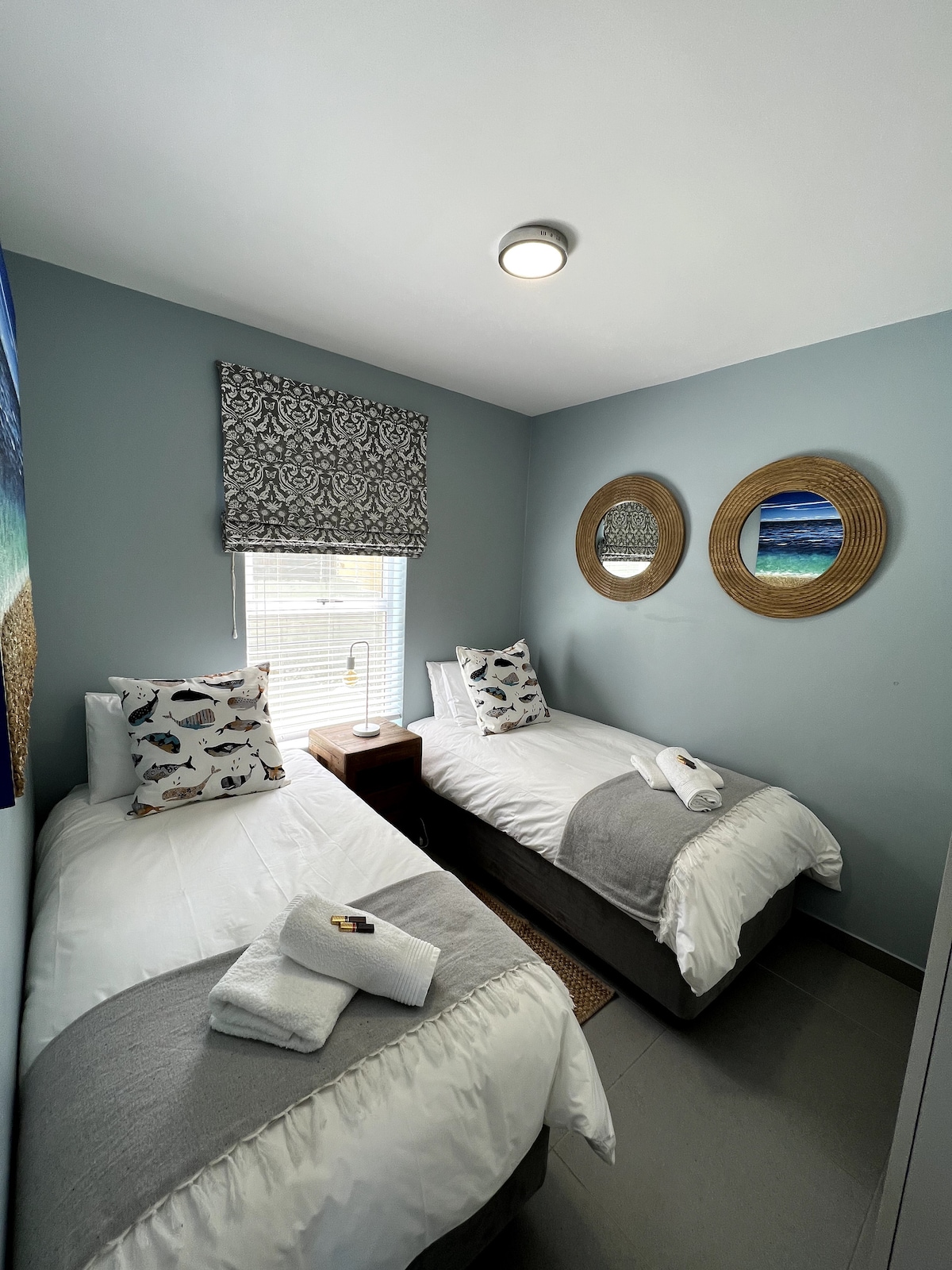 Красивите облицовки в целия апартамент обхващат темата за океана/плажа на този зашеметяващ семеен апартамент.