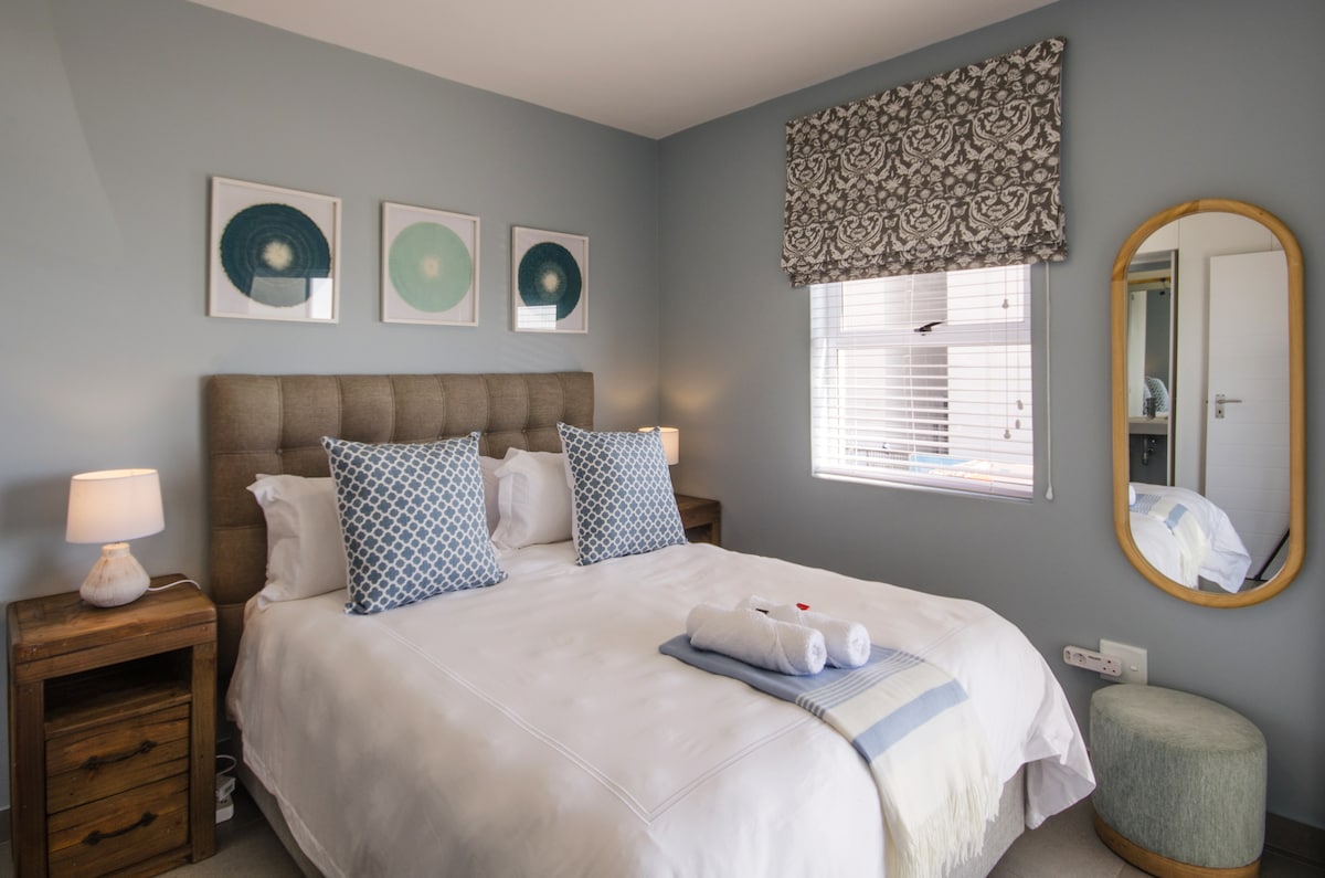 Спалните имат огледала и внимателно обзаведени точки/адаптери, за да се гарантира, че престоят ви е удобен.