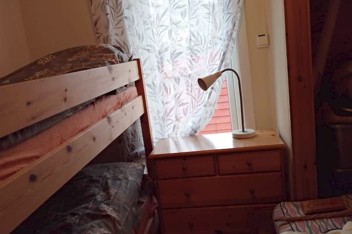 1 køyeseng, 75x200 x2
1 juniorseng 75x150