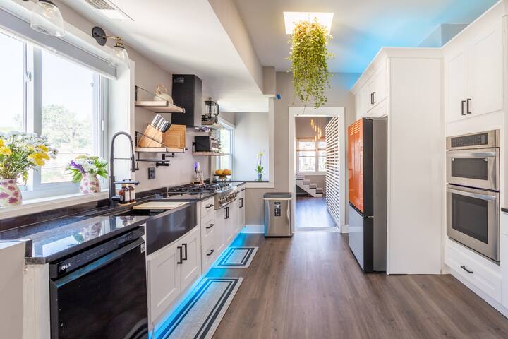 Lovely 5BD|3BR|Parking |Sleeps 14|Andersonville gallery image 3