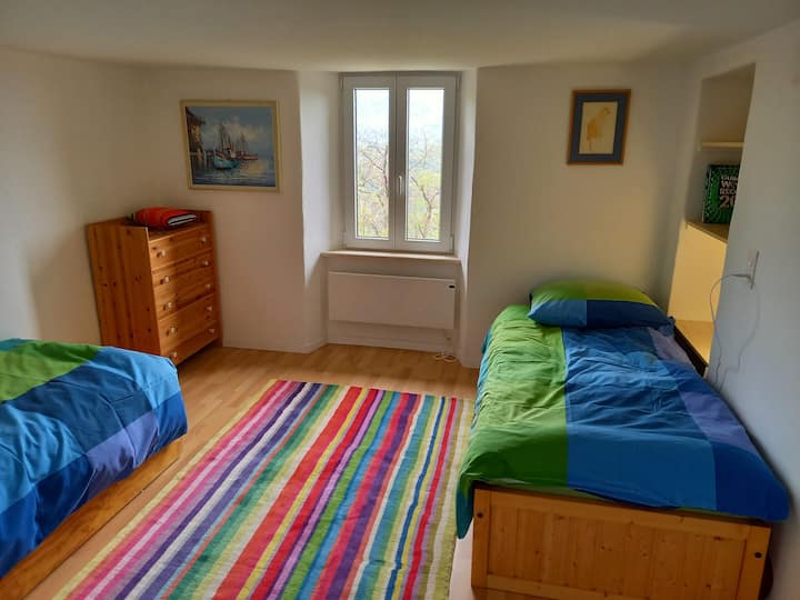 غرفة نوم بسريرين فرديين...بالإضافة إلى الثلث المتاح 