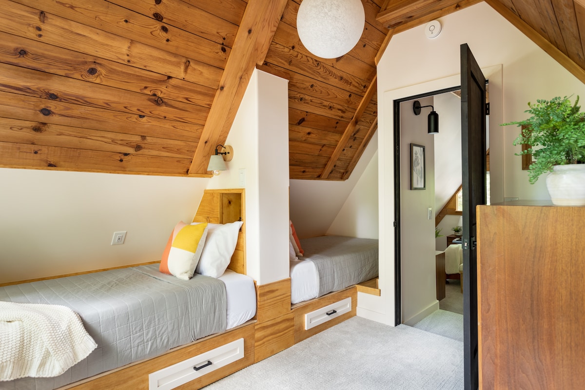 Twin bedroom with a sound machine