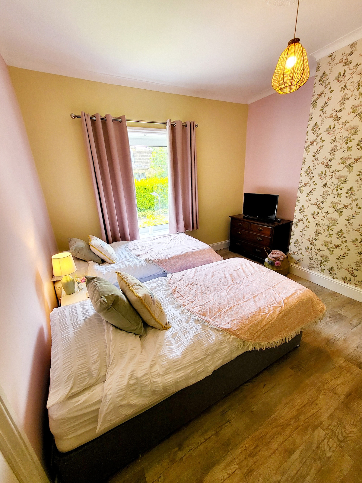 חדר שינה שני.

יכול לשמש כשתי מיטות יחיד או כמיטת קינג.