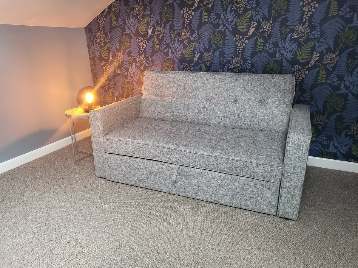 ספה נפתחת זוגית בקומה השלישית

