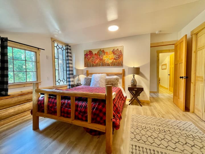 Upper Bedroom "The Tulip Room" Queen Bed