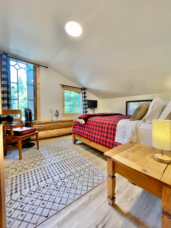 The Third Bedroom - Upper - Queen Bed