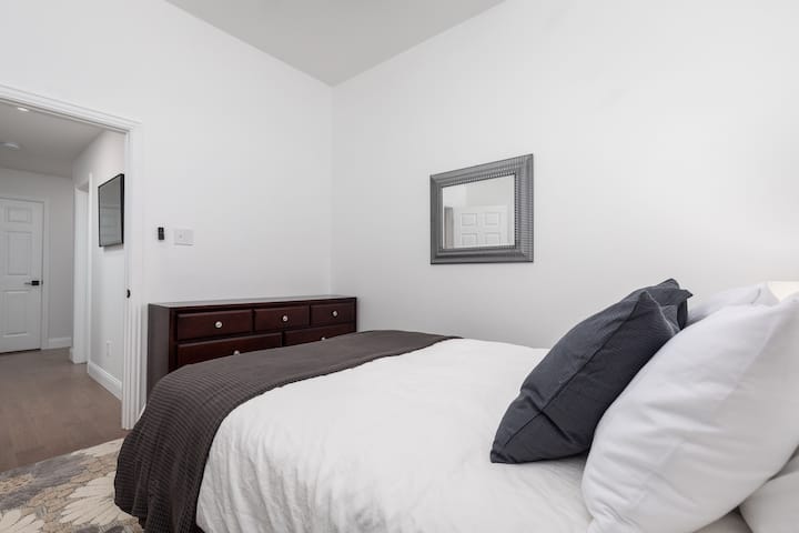 2 - ра спалня с скрин