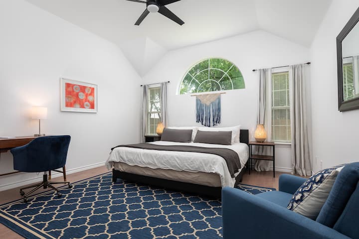 Голям основен апартамент с работна станция и лампа, телевизор и скрин