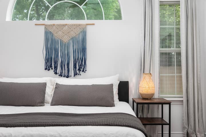 Основен апартамент с 2 нощни шкафчета и лампи