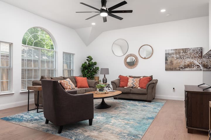 Newly Remodeled Home Near Historic Downtown - 매키니