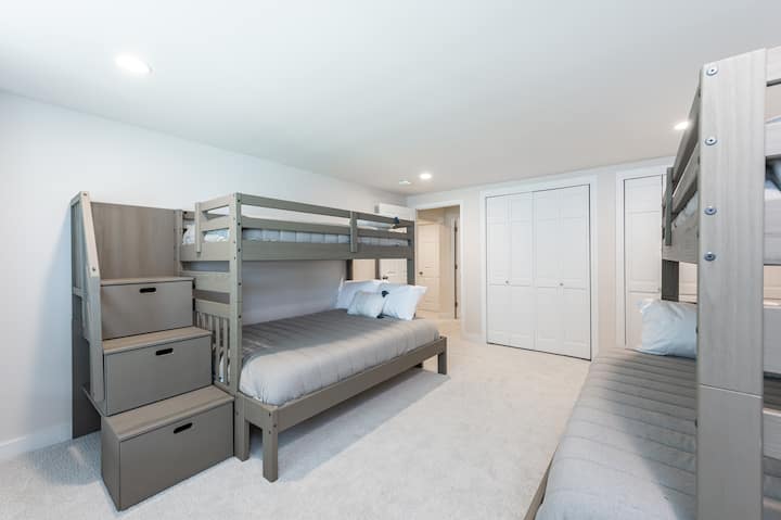 Habitación con literas en la planta baja (camas individuales sobre camas de tamaño completo). **Mini aire acondicionado dividido instalado en marzo de 2024**