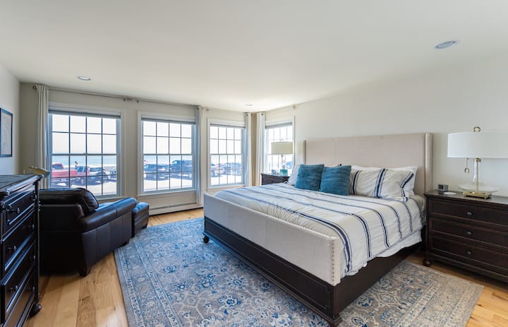 Dormitorio con vistas al mar en el primer piso (cama tamaño king) con silla de cuero extragrande, ** unidad de aire acondicionado de ventana instalada en mayo de 2023**