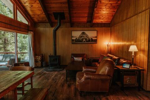 Sleepy Bear chalet w/AC Private lake