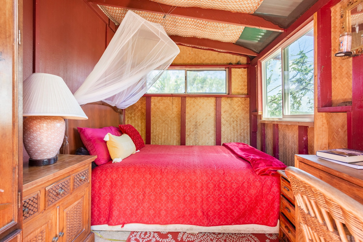 В задната част на храма от лава се намира стаята „Изгрев“ - уютна, затворена спалня с пълно легло.  Просто и уютно ~