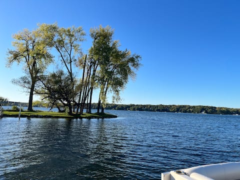 Cozy 2 bedroom cottage on lake Delavan with kayaks