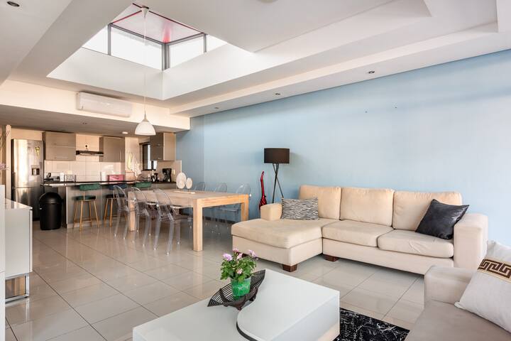 Lovely 3 bedroom penthouse in the mother city gallery image 2