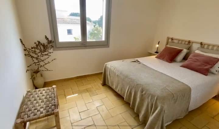 Ორადგილიანი საძინებელი, ჩაშენებული კარადები.