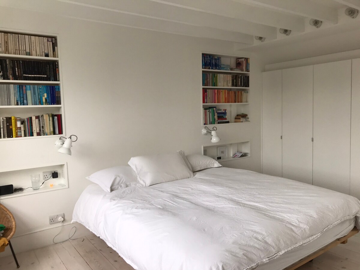 Master chumba cha kulala na ensuite (ghorofa ya juu)