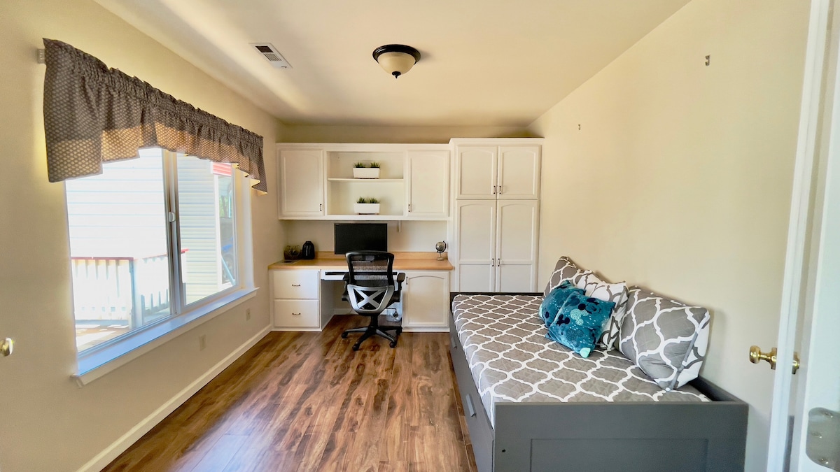 4th bedroom with Day Bed (memory foam mattress) and Office with Bayside Furnishings Metrex IV Mesh Office Chair. The extra mattress for this bed is located in the 3rd bedroom closet. 