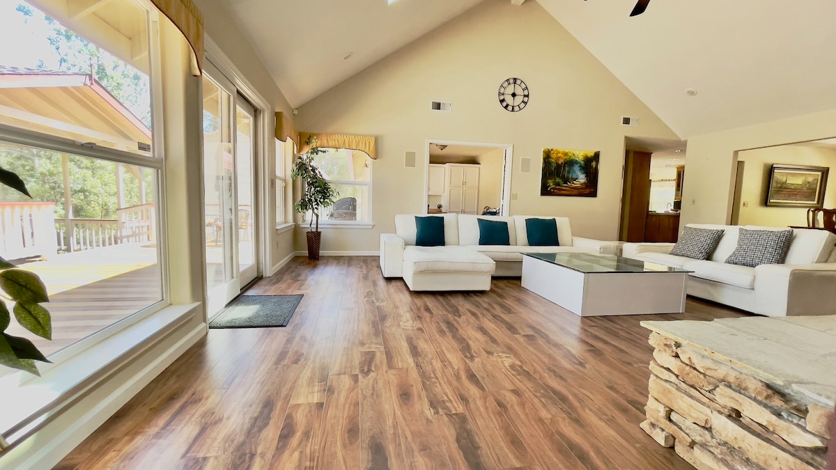 It’s a place where all your family can spend time together. 
••Great Room with TV 
•• 5.1 Acoustic Research Surround Sound System, 
••Amazon FireTV