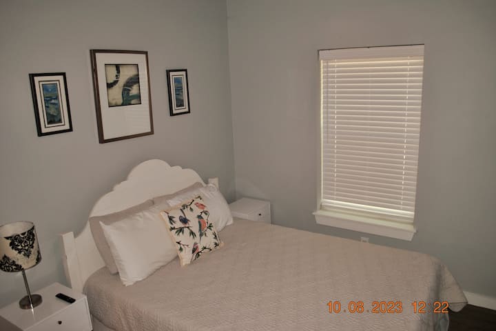 Დედოფლის საძინებელი ტბაზე ერთი დღის შემდეგ ან ყოველდღიური სამუშაო კვირისგან თავის დაღწევის შემდეგ.