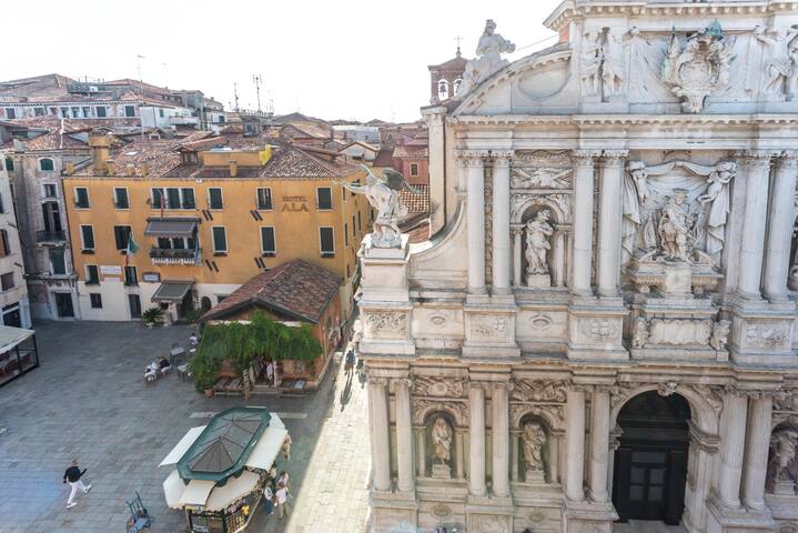 Charming Apartment with Terrace near San Marco gallery image 2