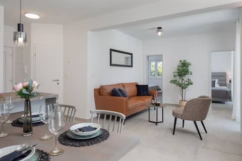 Top performing Airbnb: Deluxe King Suite with Pool/5 in Općina Bol