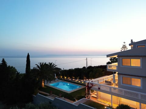 Kamariyo Residence/An open view to  Athens Riviera