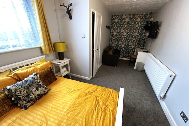 Pukovnik Senf

Veliki apartman u prizemlju s bračnim krevetom i vlastitim TV-om Jungle Nook. Gledajte TV  na 32" Full HD zaslonu s Netflixom ili radite u društvu Barkleya Gorile okruženog suvenirima s putovanja pukovnika Mustarda.