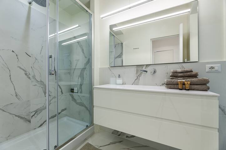 Spanish Steps Luxury Apartment (Netflix+Wifi) gallery image 5