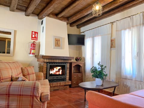 Canchal C R garden, barbecue and fireplace