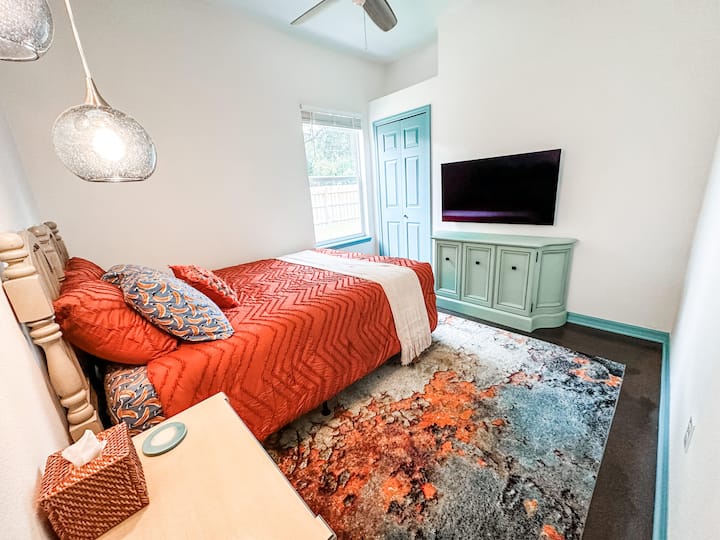 Dhomë gjumi për vizitorët me krevat dopio "queen" dhe televizor LG OLED 4K 43".