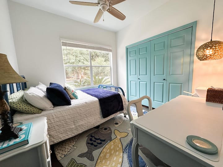 Dhoma e dytë e vizitorëve me krevat dhe tavolinë pune të plotë. Hapësira e zyrës ka një printer dhe një lidhje ethernet.