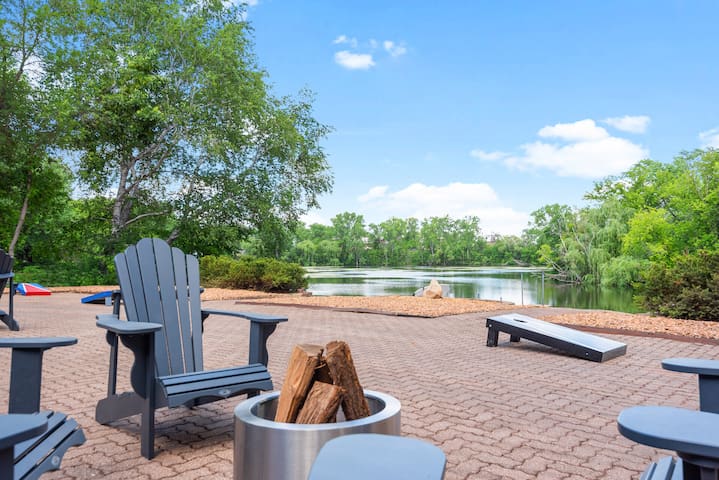 Mid-Century Retro! Come live in 82′ yet brand new!